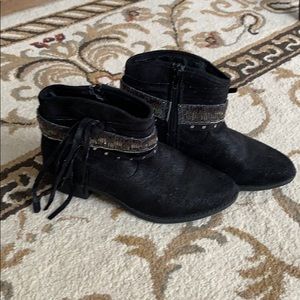 I’m selling black boots